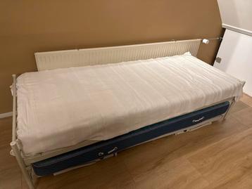 2 metalen bedden met matrassen