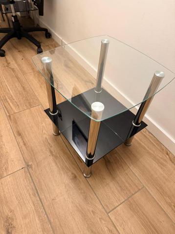 Set van 2 glazen bijzettafels met chromen poten