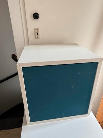 Twee IKEA EKET kastjes