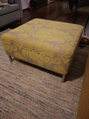 Hocker met geel patroon