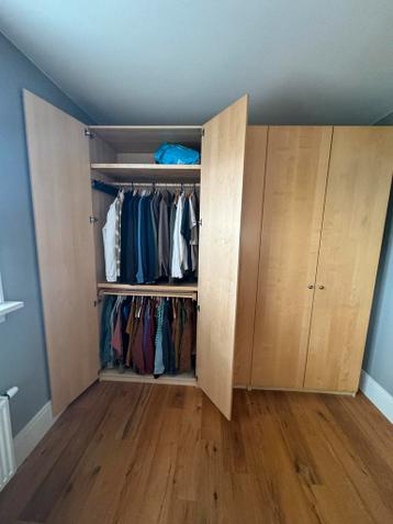 Ruime kledingkasten met diverse opbergmogelijkheden