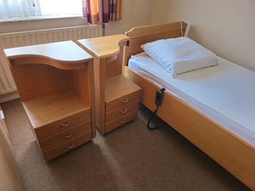 Bed (senioren) 1 persoons met 2 nachtkastjes en matras.