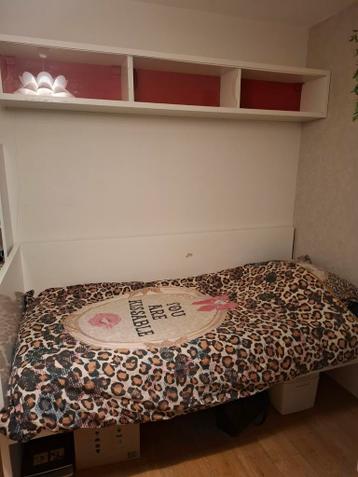 Eenpersoonsbed met kledingkast en wandrek