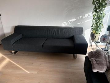 Mooie antraciet kleurige stoffen banken