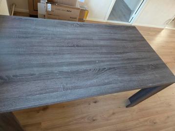 Eetkamer tafel donker, moet weg i.v.m verhuizing