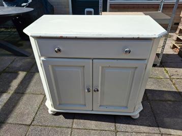 Wit kastje met lade en deurtjes (opknapper)