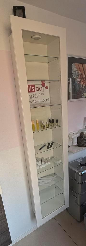 Gratis hangende witte vitrinekast