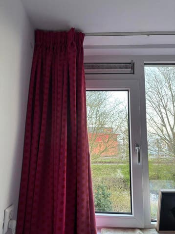 Rode verduisterende gordijnden met stippen