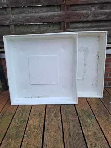 Twee lekbakken wasmachine