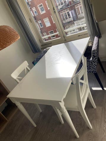 Eettafel en stoelen