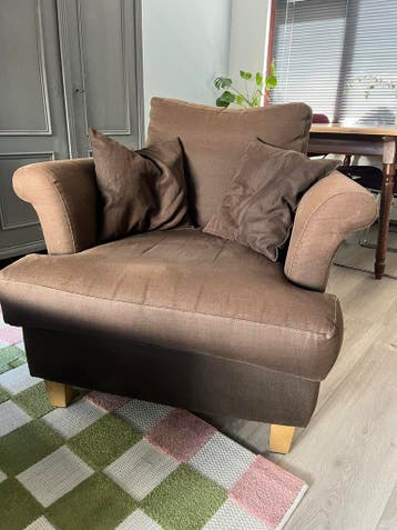 Bruine fauteuil met kussens