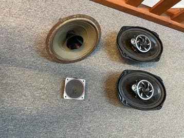 Doos met diverse luidsprekers