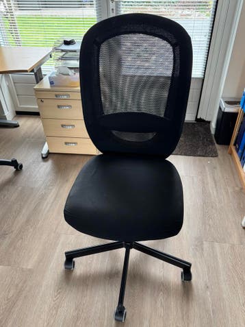 Gratis IKEA bureaustoel, in hoogte verstelbaar