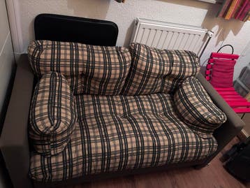 GRATIS Comfortabele zit-slaapbank met ruitpatroon