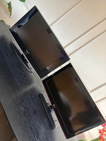 Twee tv's, 66cm diagonaal, Samsung en LG