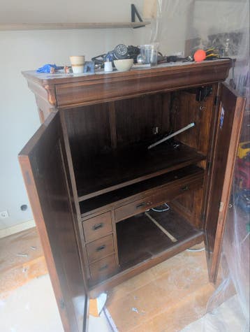 Antieke houten kast met bureaufunctie