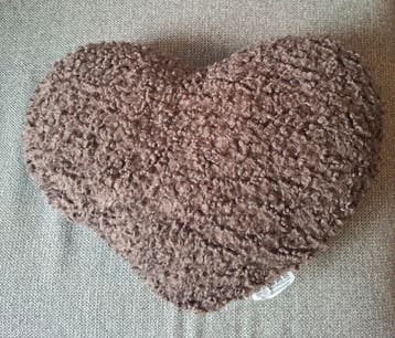 Bruin fluffy kussen in de vorm van een hart, gratis!