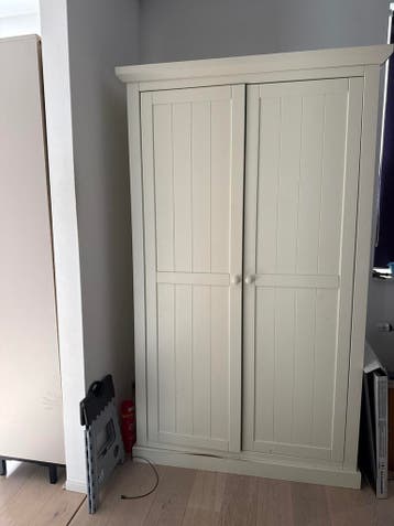 Witte kledingkast met hang- en legruimte