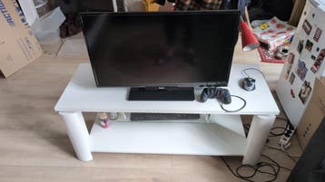 GRATIS Classy white TV stand with metal