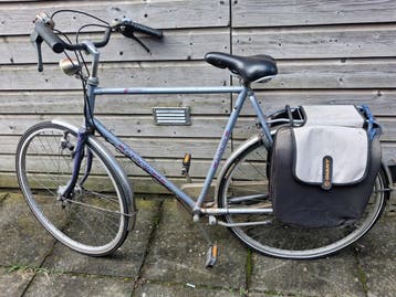 Eenvoudige Gazelle herenfiets met fietstassen