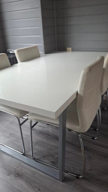 Gratis eettafel 160x90 cm met 4 stoelen