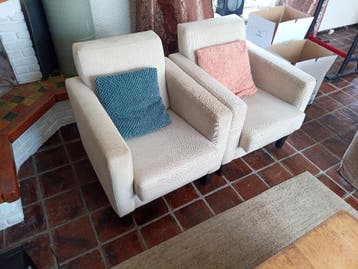 Gratis 2 witte gestoffeerde stoelen