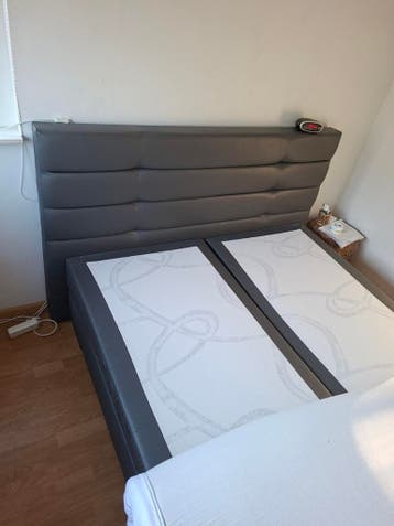 Gratis bed 160x200 met hoofdbord, z.s.m. ophalen!