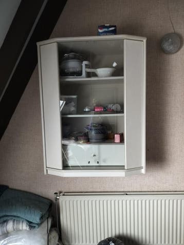 Witte kast met glazen deuren hang model