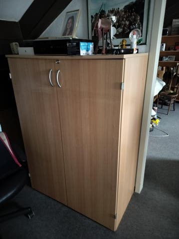 Computer kast met mooie burostoel