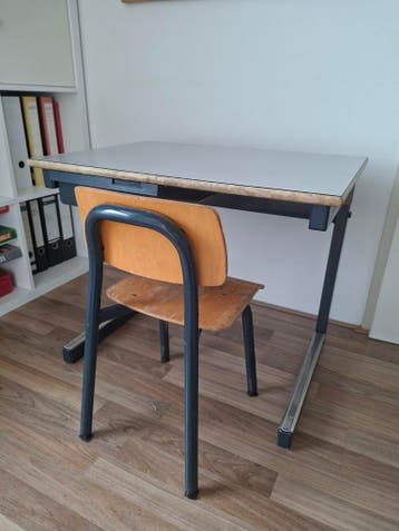 Gratis 2 bureautjes met lade en stoel