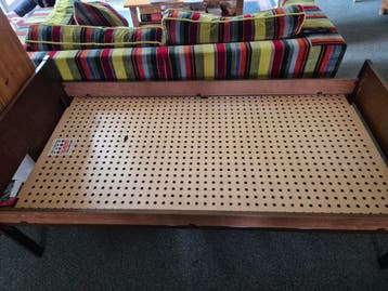 Degelijk senioren eenpersoonsbed (94x190 cm) - Gratis