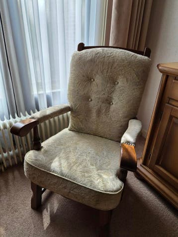 Fauteuil met houten armleuningen