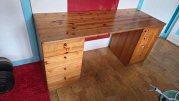 Stevig houten bureau met lades en kastje