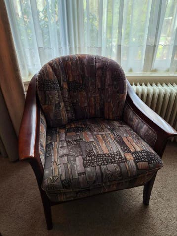Stoel met houten armleuningen en stoffen bekleding