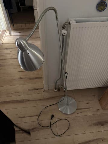 Gratis af te halen: Moderne vloerlamp met flexibele arm