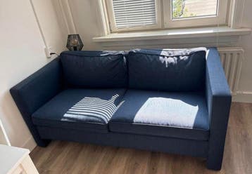 Comfortabele donkerblauwe tweezitsbank