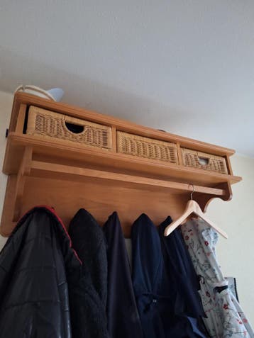 GRATIS op te halen. Kapstok met rieten mandjes