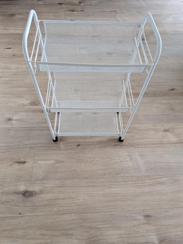 Wit metalen rekje op wielen