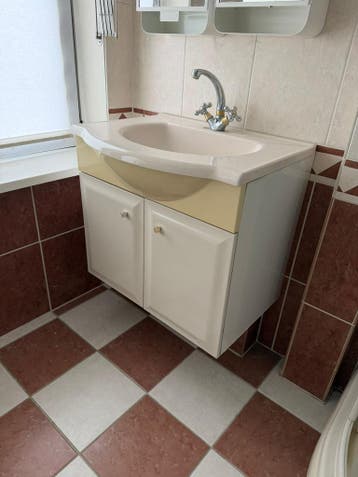 Oud badkamermeubel met kraan – 70 cm breed – moet weg