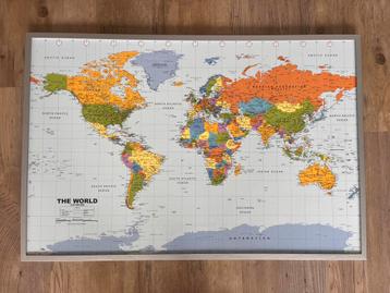 Wereldkaart op kurk met vlaggetjes