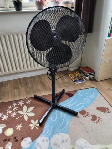 Zwarte statiefventilator