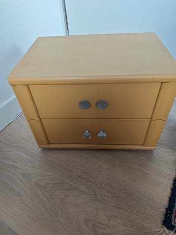 Stevig houten nachtkastje met 2 lades, okergeel