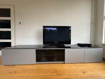 Gratis Tv meubel kast met mooie zwarte glazen plaat