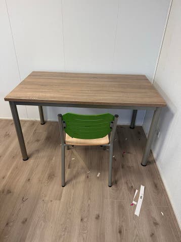 Bureau met stoel, grais dinsdag ophalen