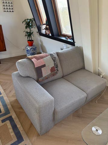 Gratis af te halen: Grijze tweezitsbank met gebruikss