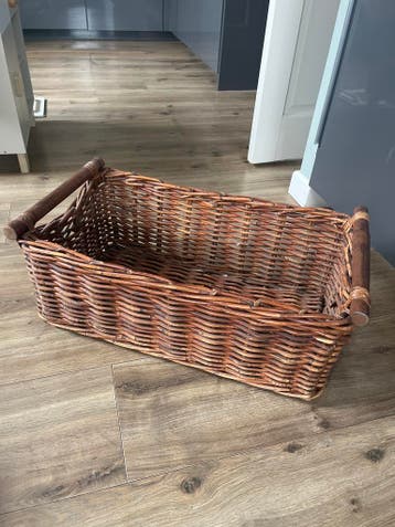 Rieten mand met handvatten