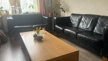 GRATIS!: Zwarte leren twee- en driezits bankstel (gebruikt)