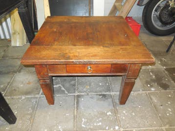 GRATIS Salontafel met lade koloniaal, robuust 70 x 70 cm.