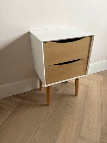 Modern Nachtkastje met Twee Lades en Houten Poten