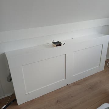 Gratis! Achterwand bed, met opbergruimte.